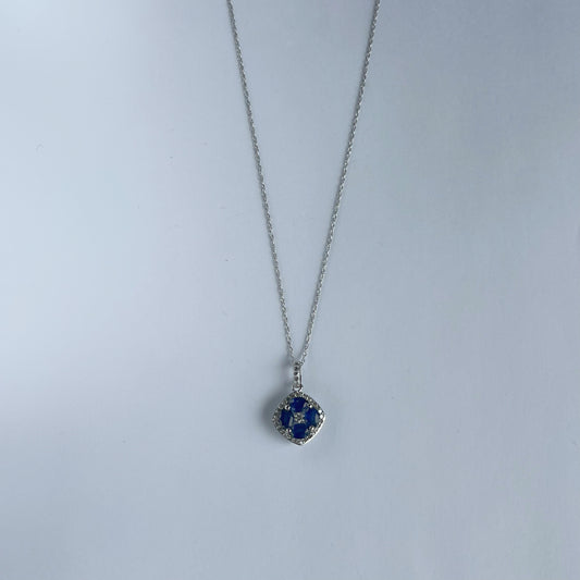 Collar en oro blanco 14k con dije de zafiros en forma de flor y borde de diamantes 0.15ctw