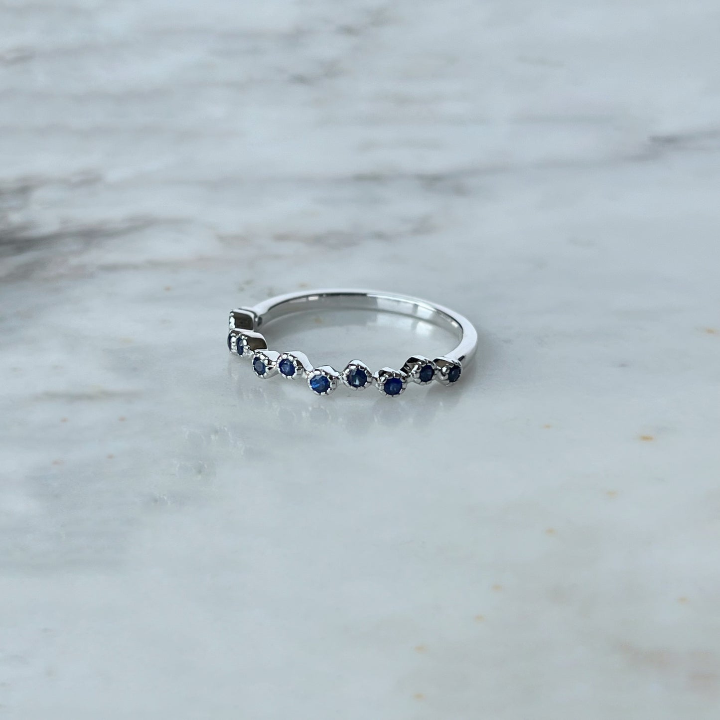 Anillos en oro blanco 10k con zafiros mini biseladas