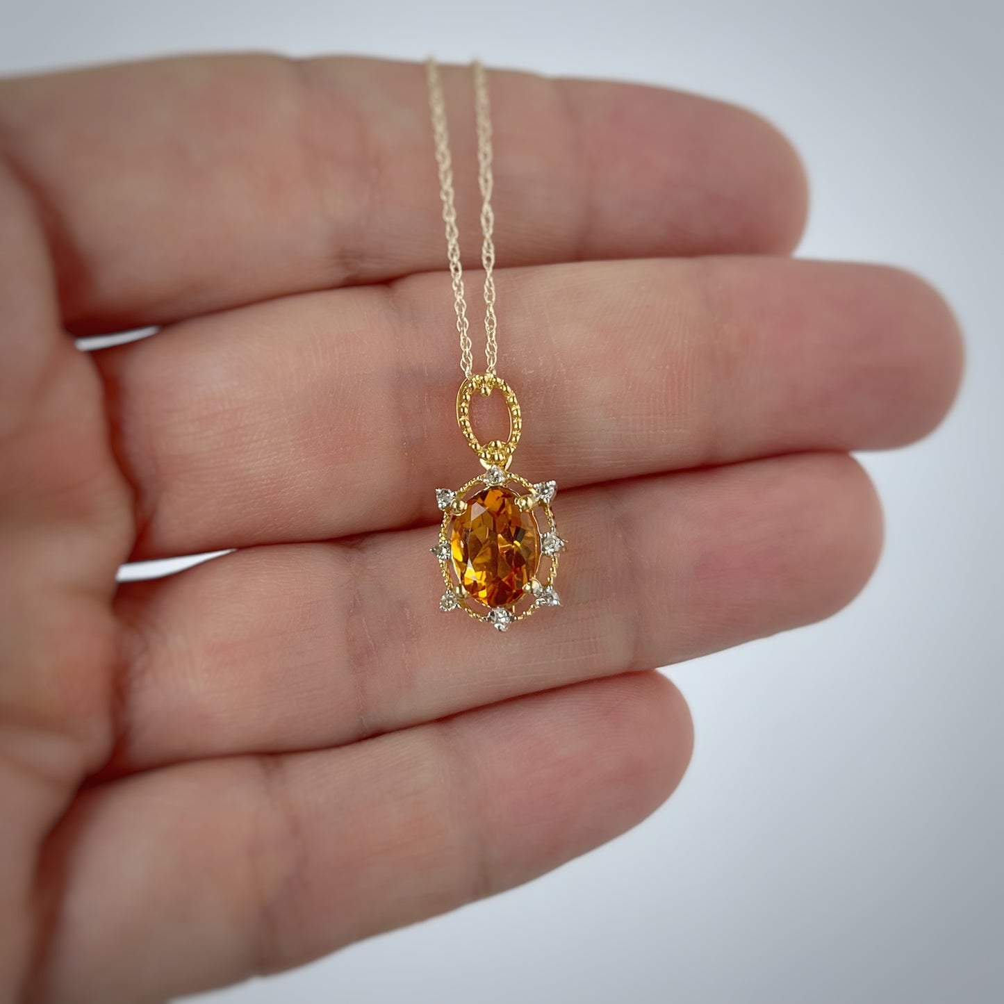 Collar en oro amarillo 10k con citrino y diamantes 0.07ctw