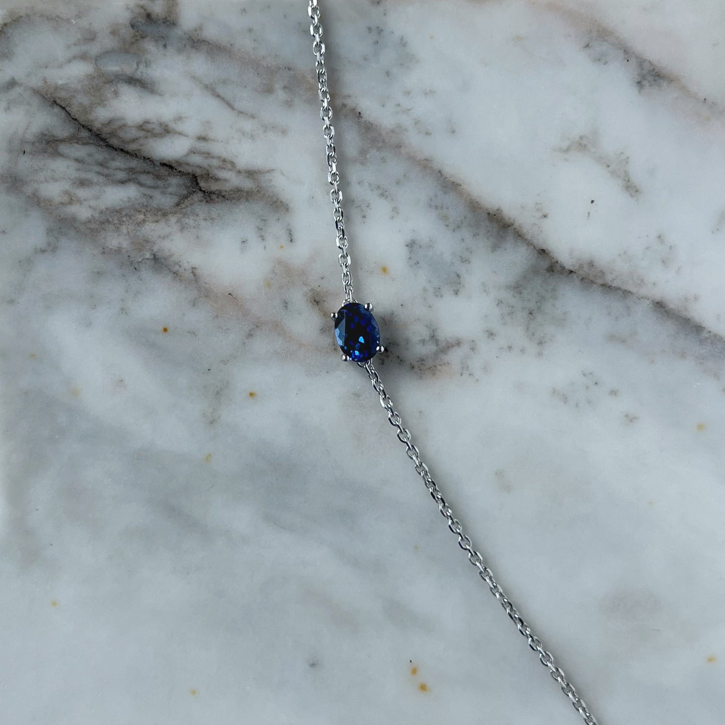 Pulsera en oro blanco 10k con zafiro de laboratorio