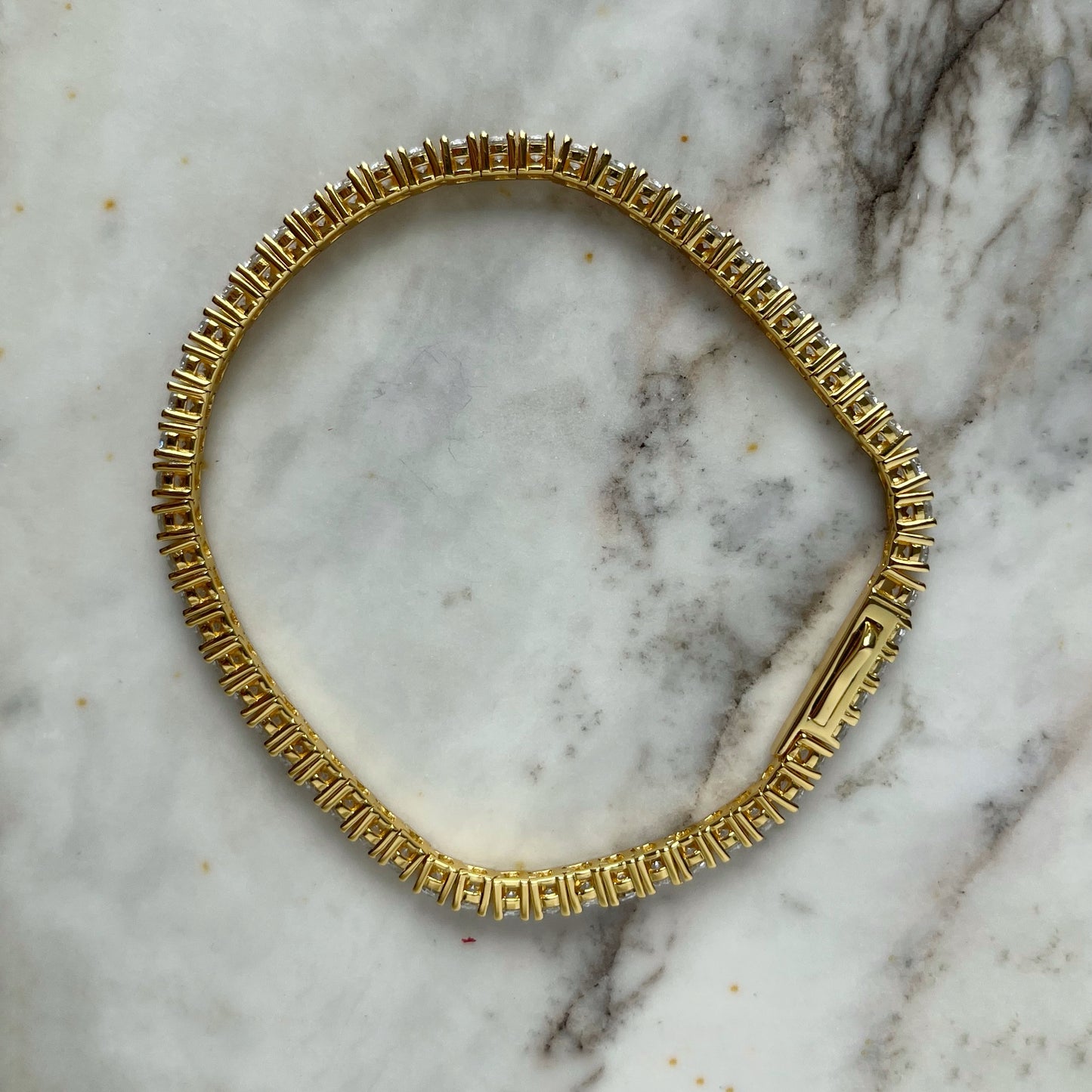 Pulsera tipo tenis en plata con baño de oro amarillo y circonitas 4ctw