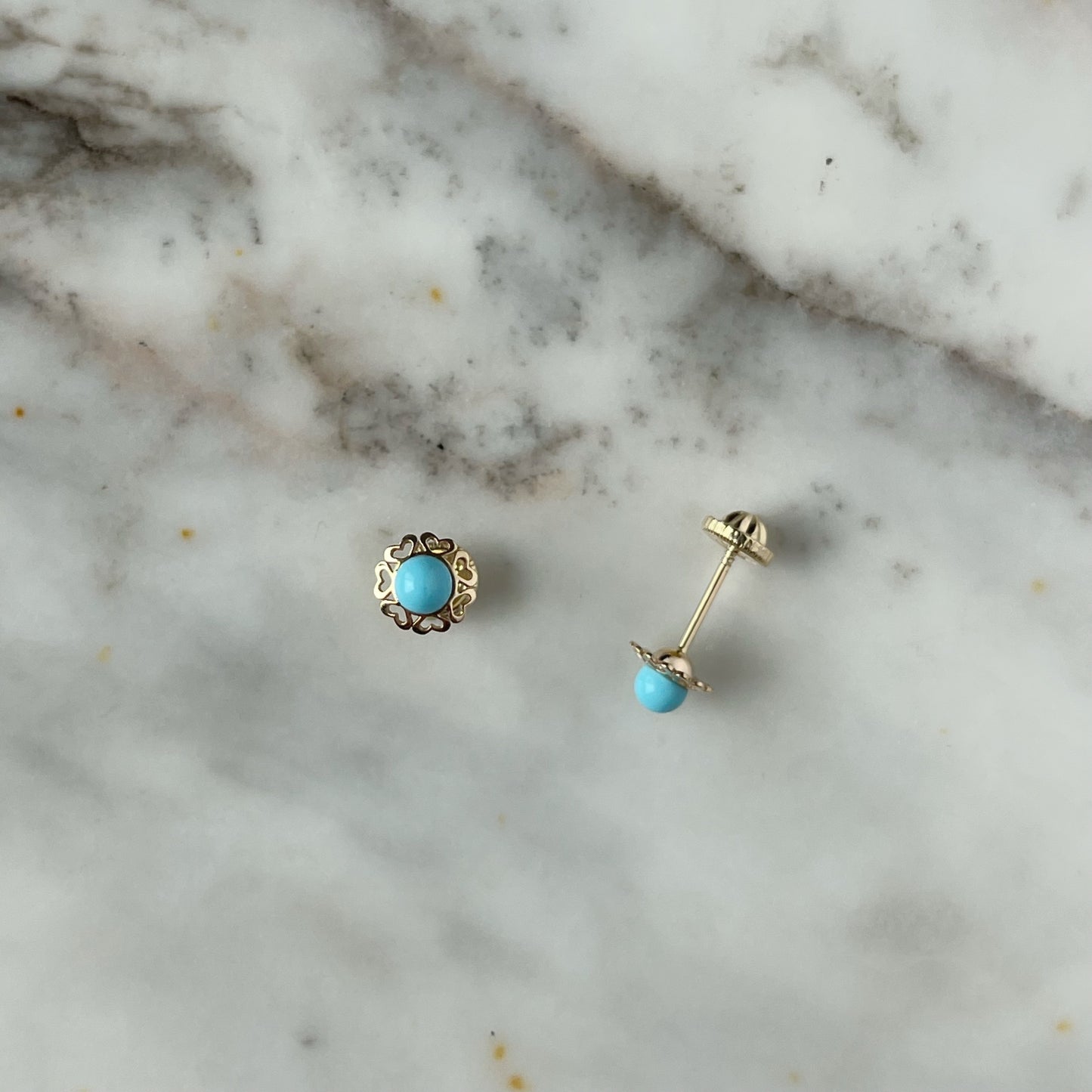 Aretes en oro amarillo 14k con turquesa y con borde de corazones con broche rosca
