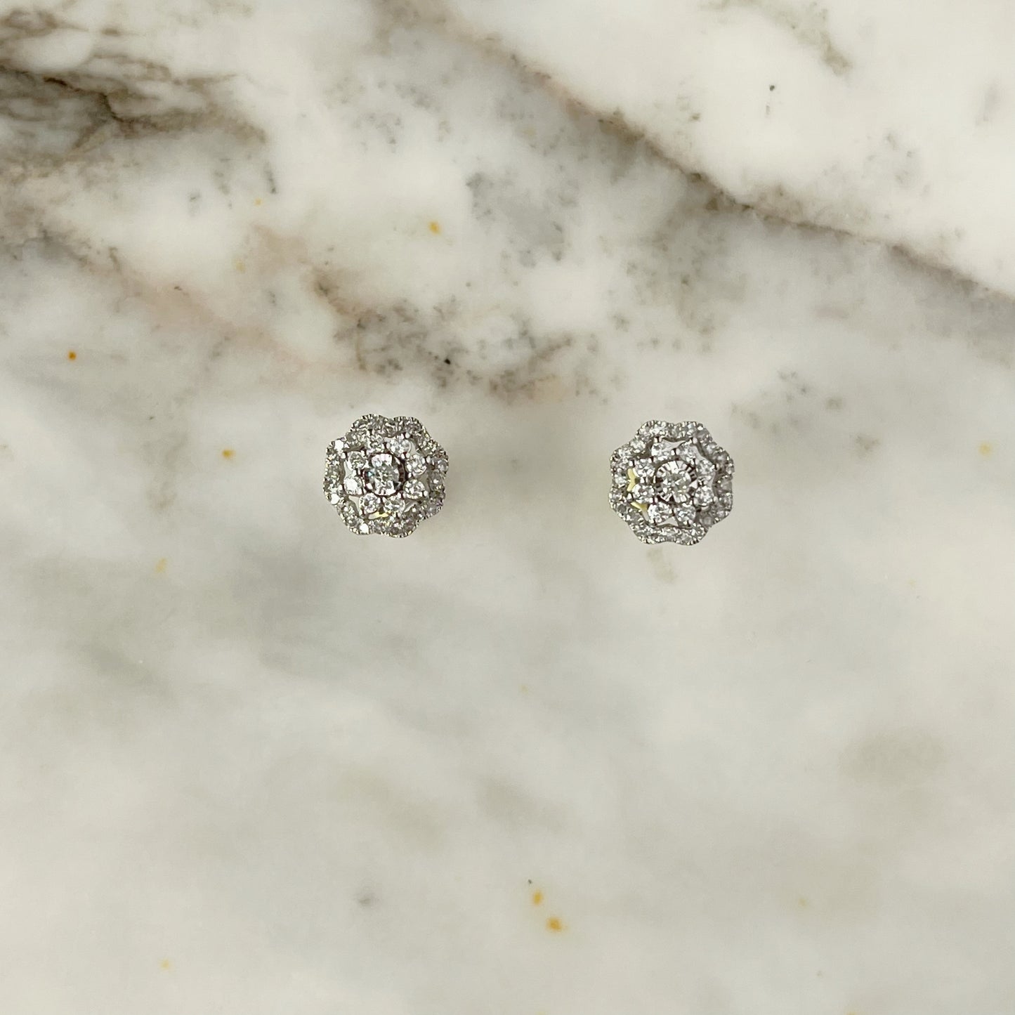 Aretes en oro blanco 14k con forma de florcita de diamantes 0.33ctw