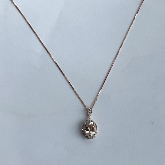 Collar en plata con baño de oro rosa y dije de morganita con circones