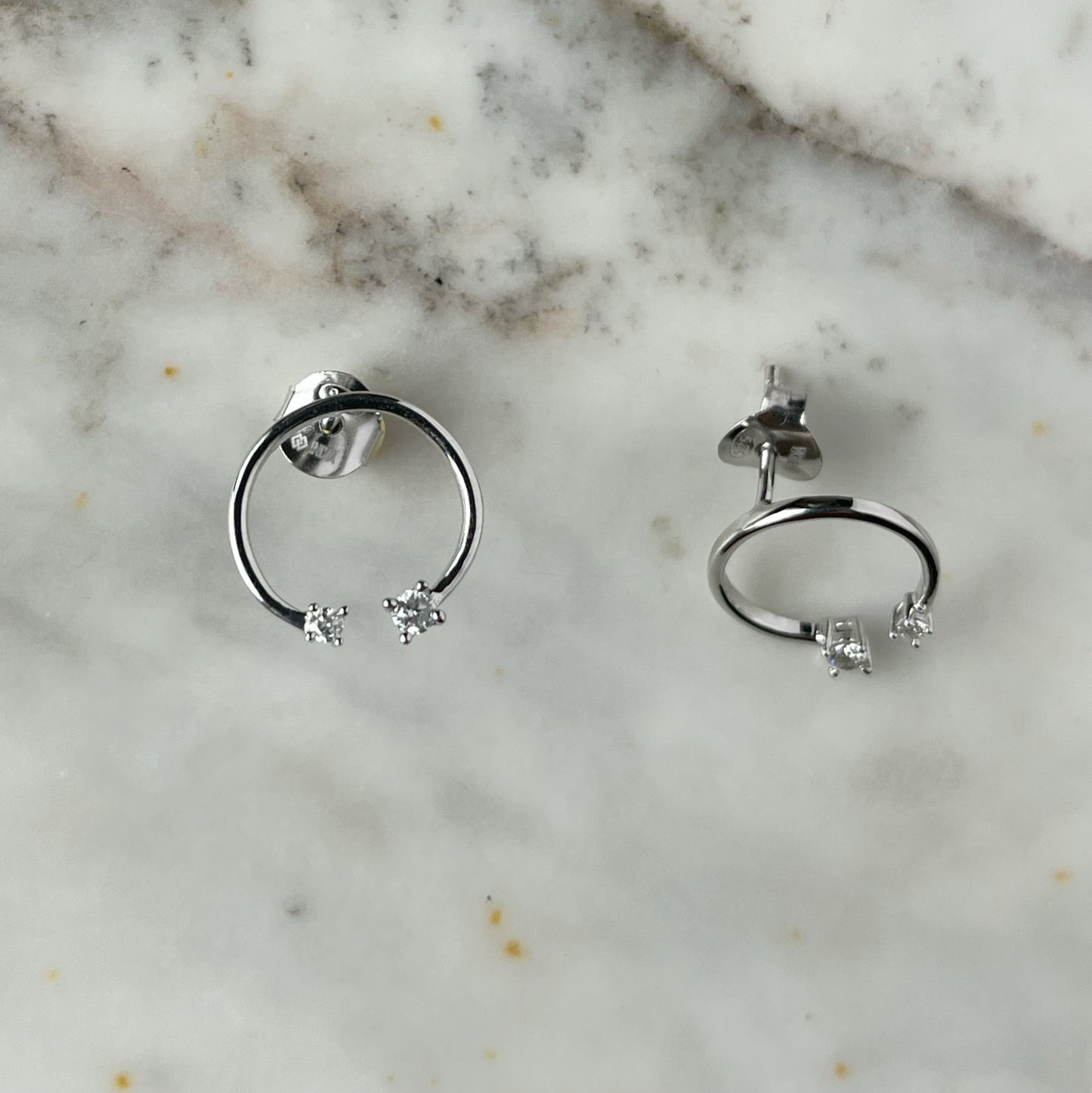 Aretes círculo abierto en plata con diamante de 0.14ctw