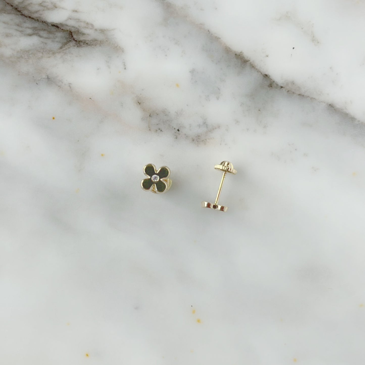 Aretes en oro amarillo de 14k con flor y circonita en el centro con broche rosca