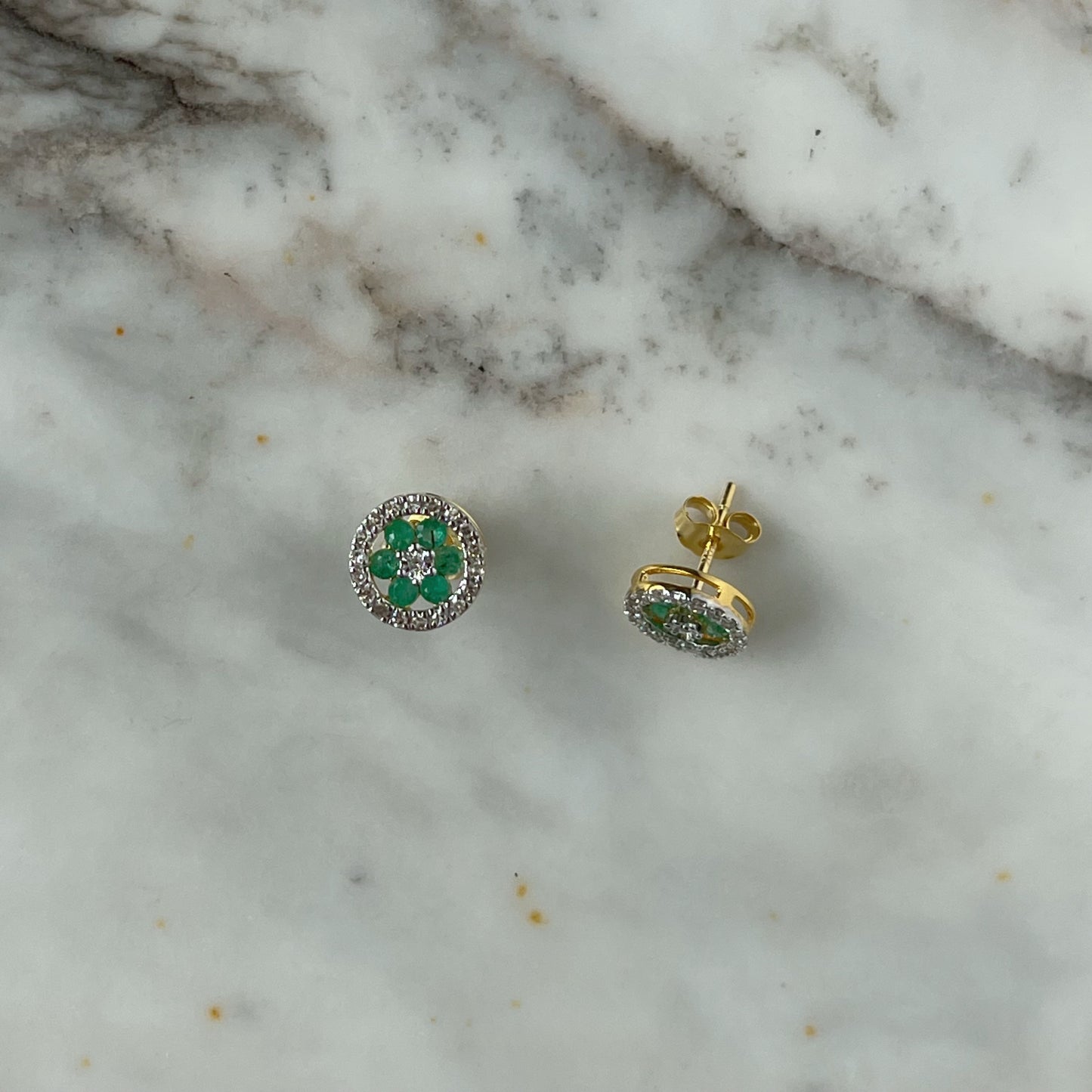 Aretes en oro amarillo 10k con flor de esmeralda y halo de diamantes 0.25ctw