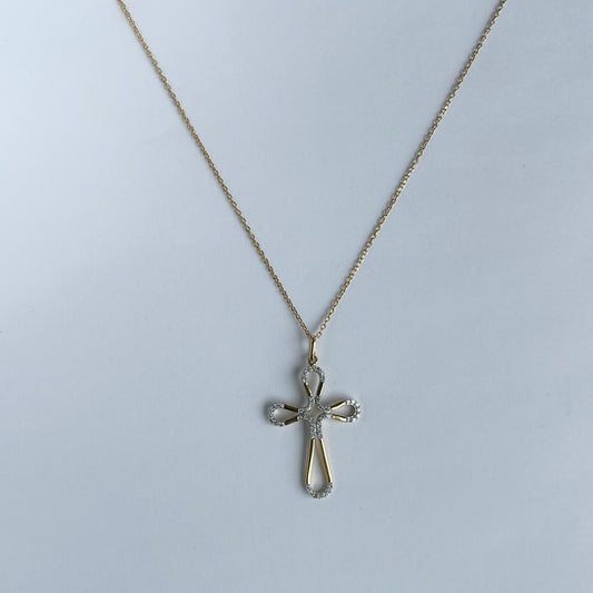 Collar en plata con baño de oro amarillo y cruz de curvas con diamantes de laboratorio 0.25ctw