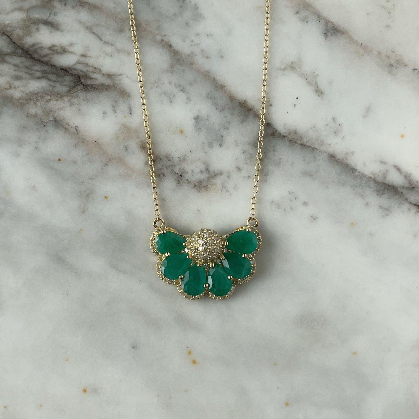 Collar en plata con baño de oro y 3.9ctw de esmeraldas y 0.50ctw de diamantes