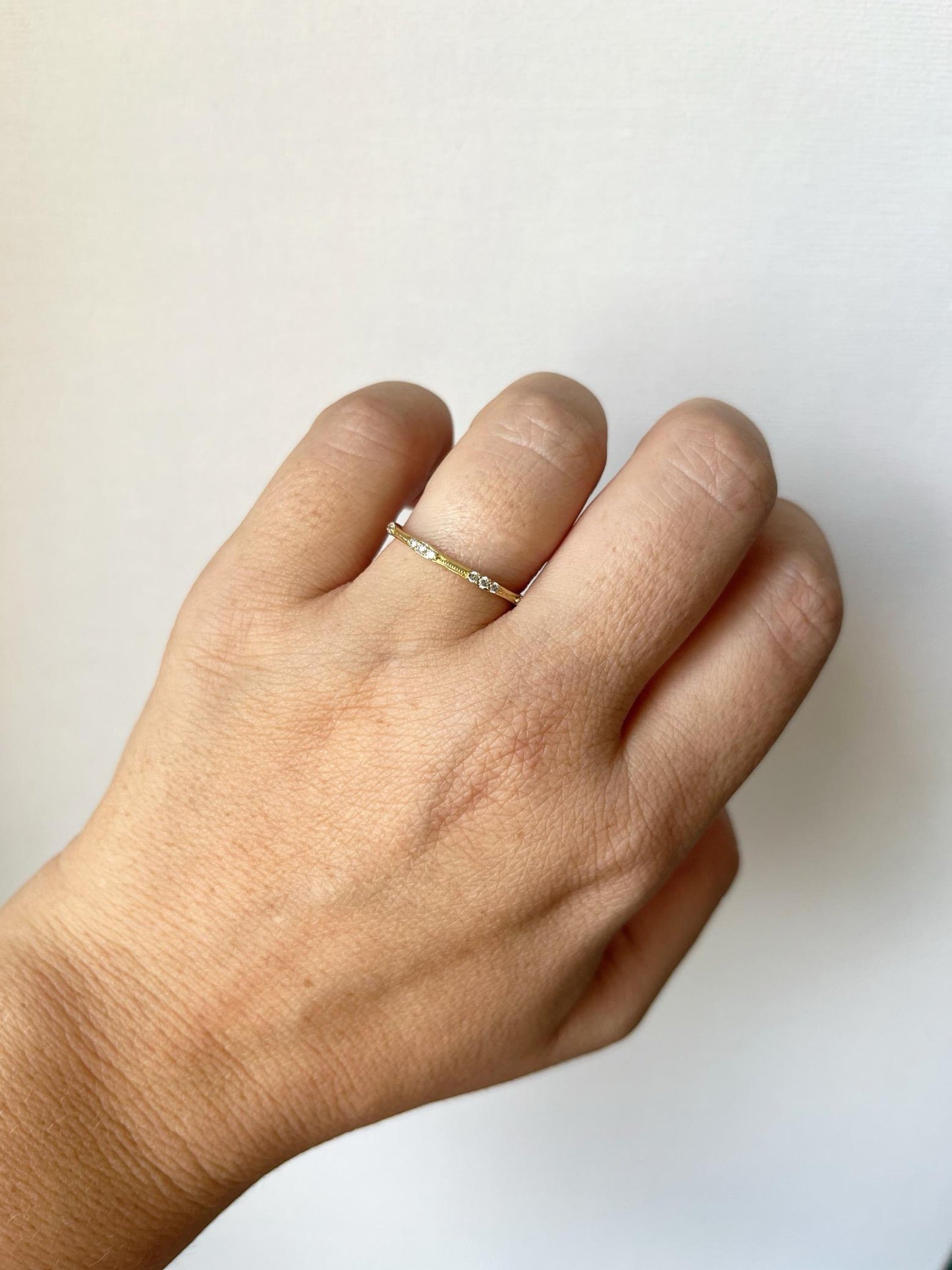 Anillo en oro amarillo 14k con grupitos de diamantes 0.15ctw
