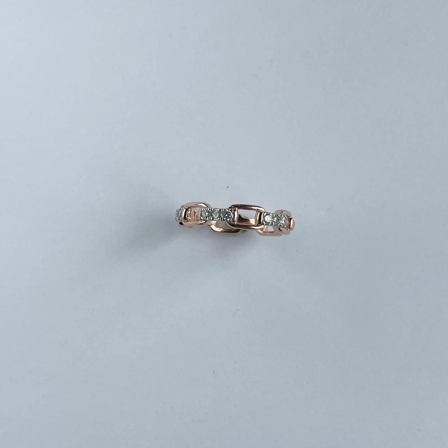 Anillo de plata con baño de oro rosa en forma de eslabones con diamantes de laboratorio 0.54ct