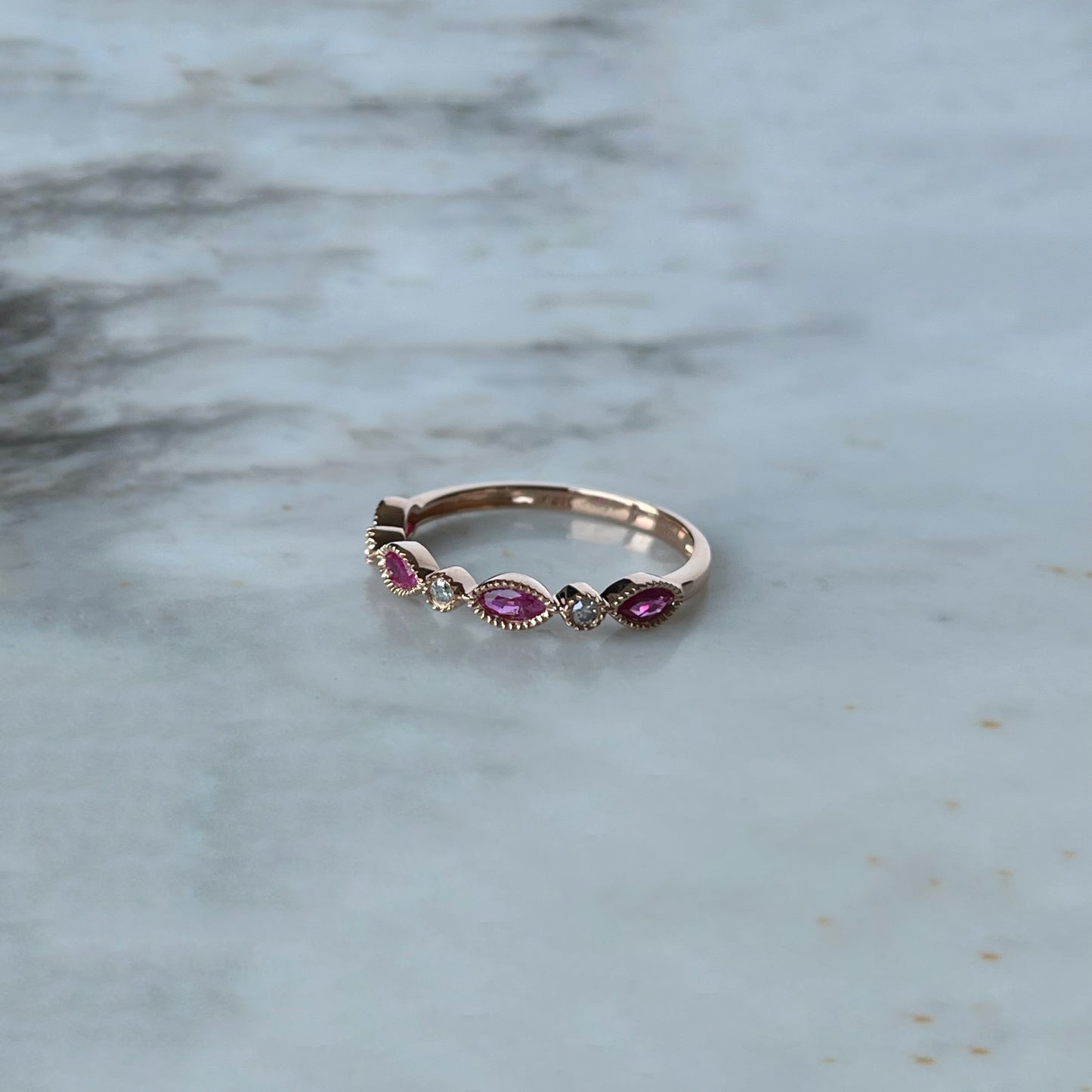 Anillo en oro rosa 14k con rubí y diamantes 0.05ctw