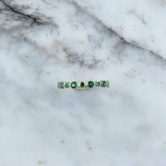 Anillo en oro amarillo 10k con esmeraldas grandes y pequeñas biseladas