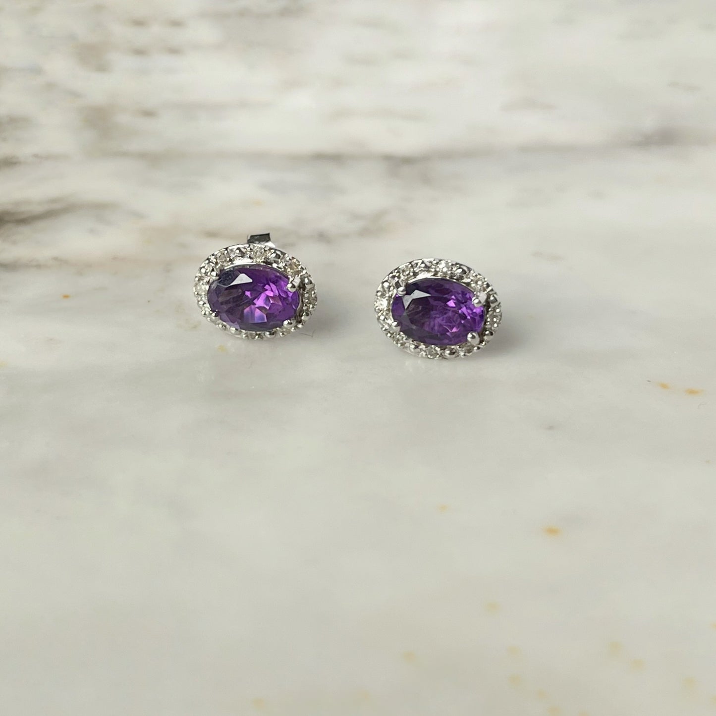Aretes en oro blanco 14k con amatista ovalado y diamantes 0.10ctw