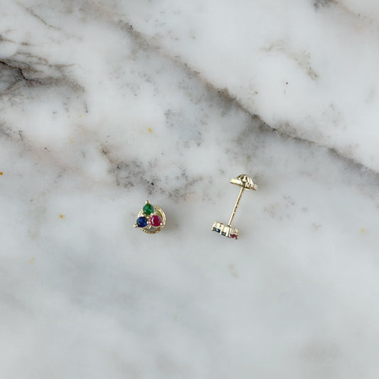 Aretes tres circonitas de color fucsia, azul y verde en oro amarillo de 14k con tope rosca