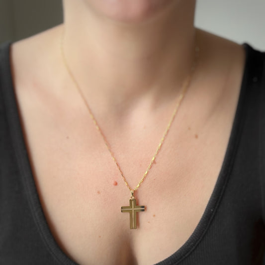 Dije de cruz con canal en el centro en oro 18k