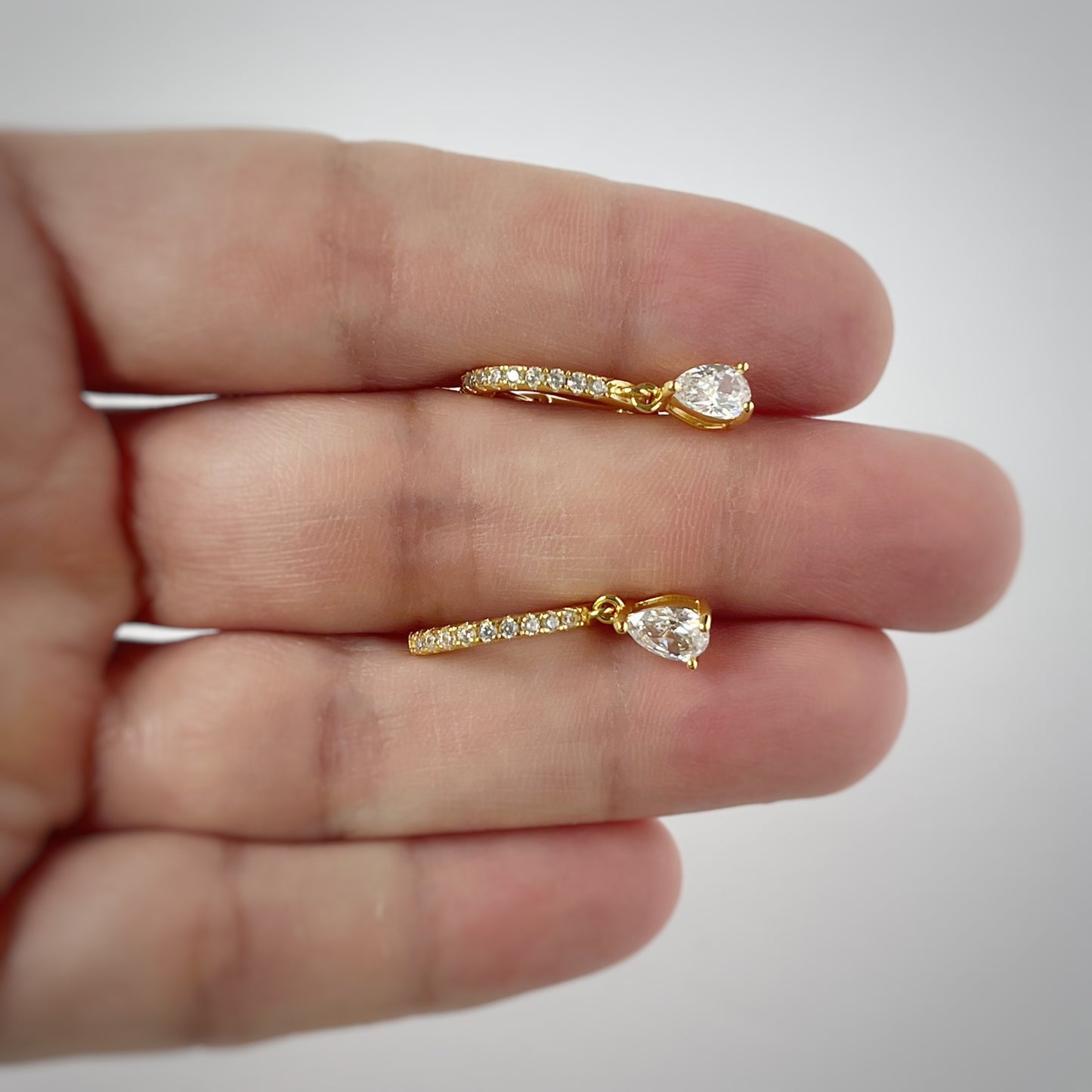 Huggies en plata con baño de oro amarillo con circonitas y circonita colgante en forma de gota