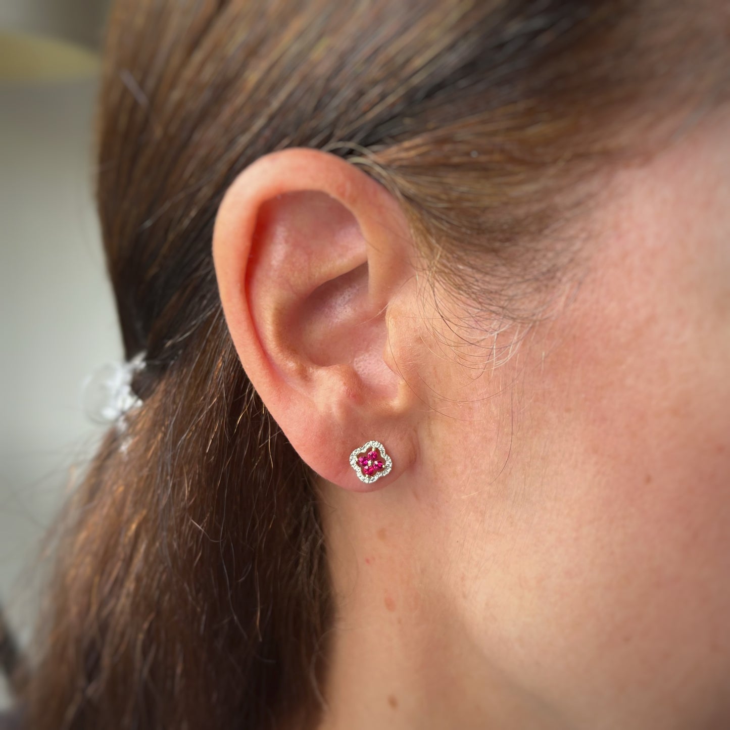 Aretes en oro amarillo 10k de flor de rubíes y halo de diamantes 0.20 ctw