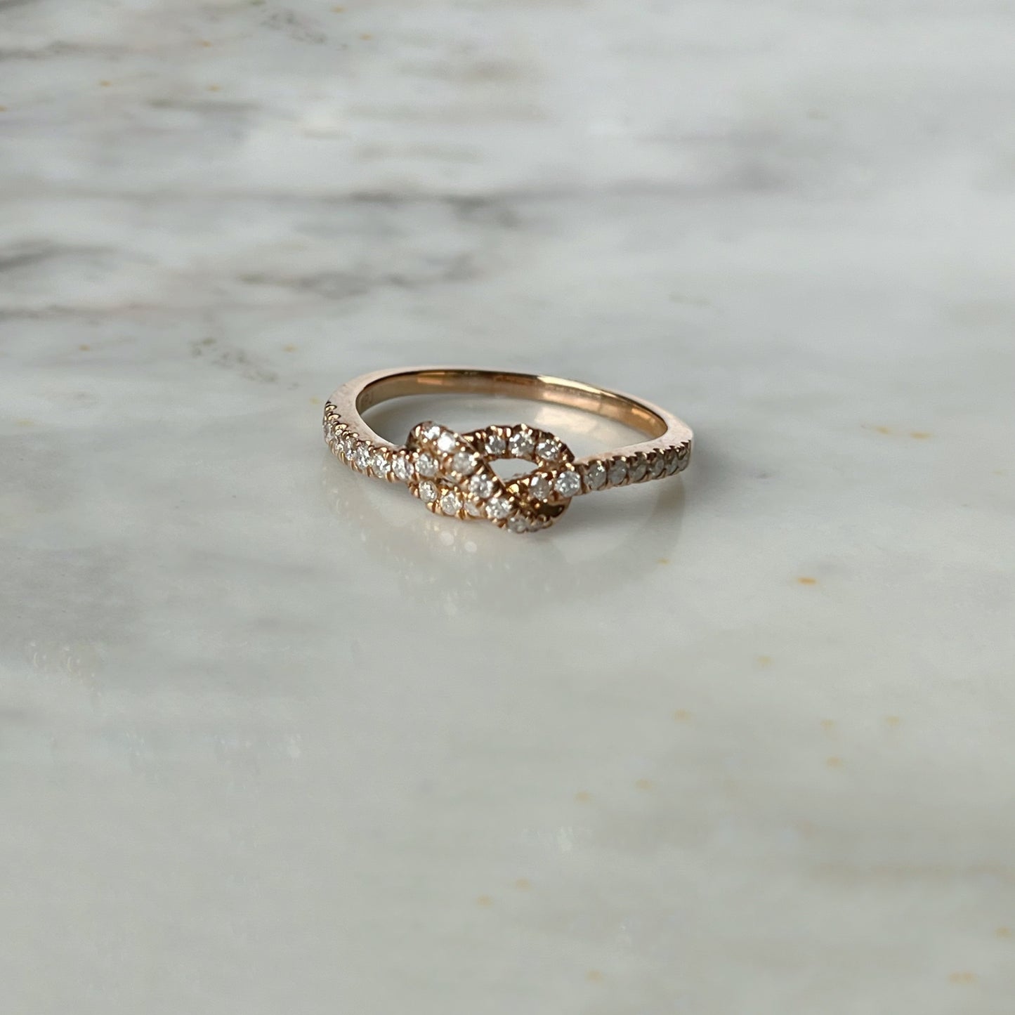 Anillo de nudo con diamantes 0.25ctw en oro rosado 10k