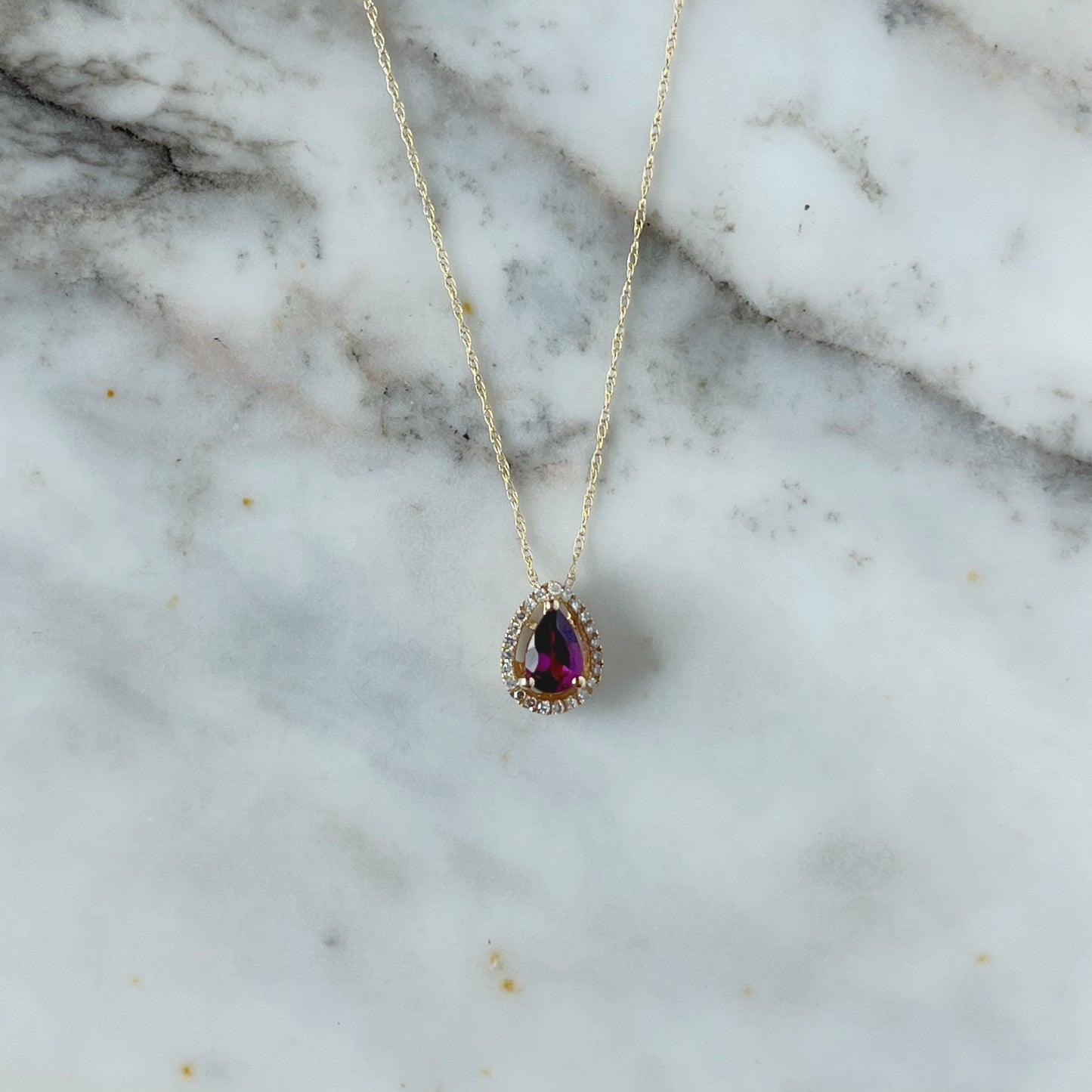 Collar en oro amarillo 14k con gota de granate rhodolite y halo de diamantes 0.07ctw