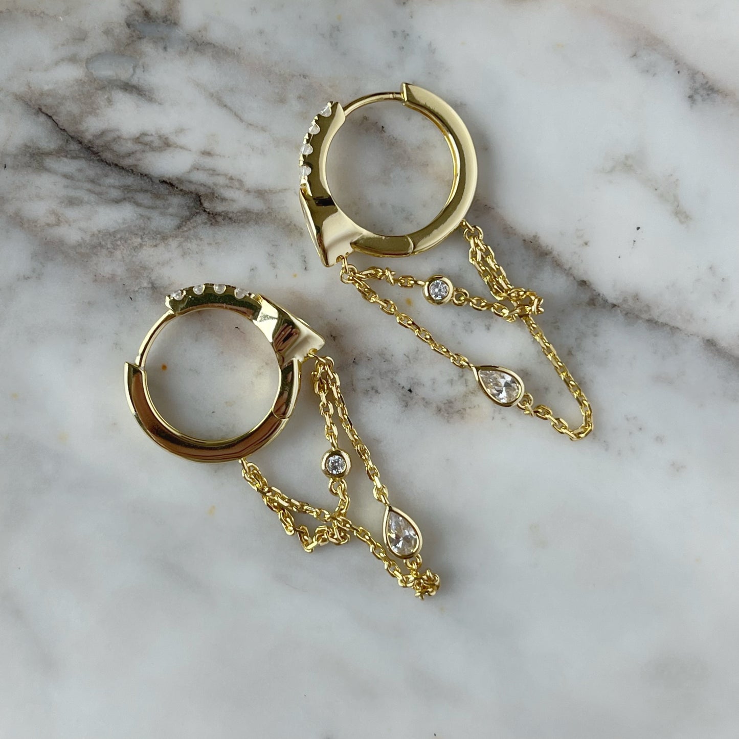 Argollas de plata con baño oro amarillo y circonita blanca con cadena y circonitas colgantes