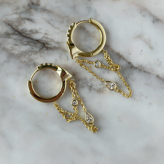 Argollas de plata con baño oro amarillo y circonita blanca con cadena y circonitas colgantes