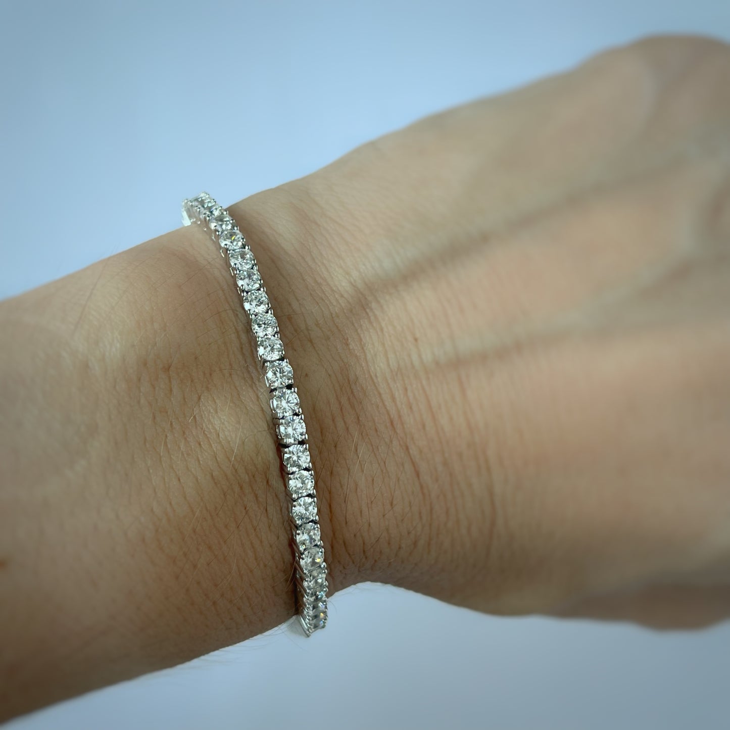 Pulsera tipo tenis en plata con baño de platino y circonitas 4ctw