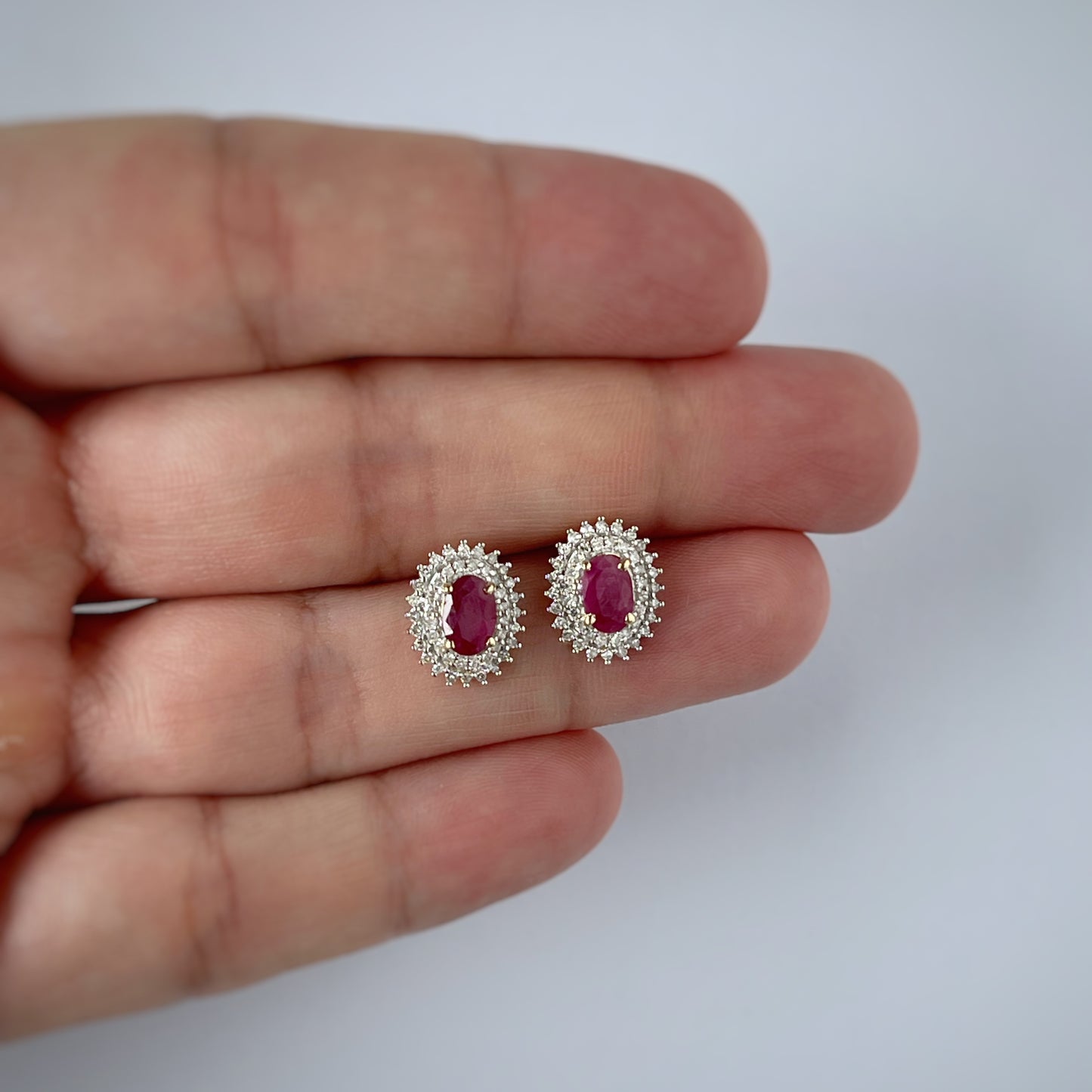 Aretes en oro amarillo 10k con rubí y doble halo de diamantes 0.25ctw