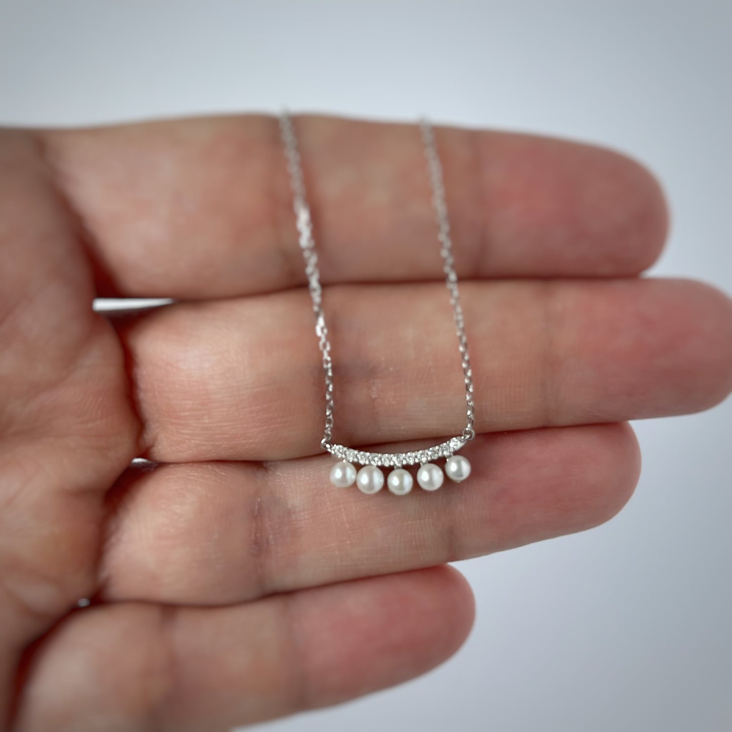 Collar en oro blanco 10k con curva de perlas y diamantes 0.05ctw