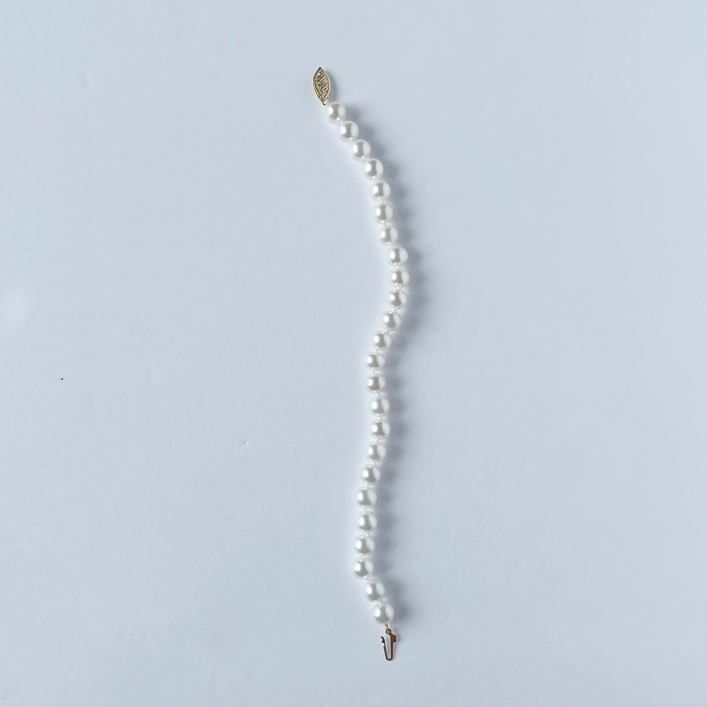 Pulsera de perlas con broche de oro amarillo 14k