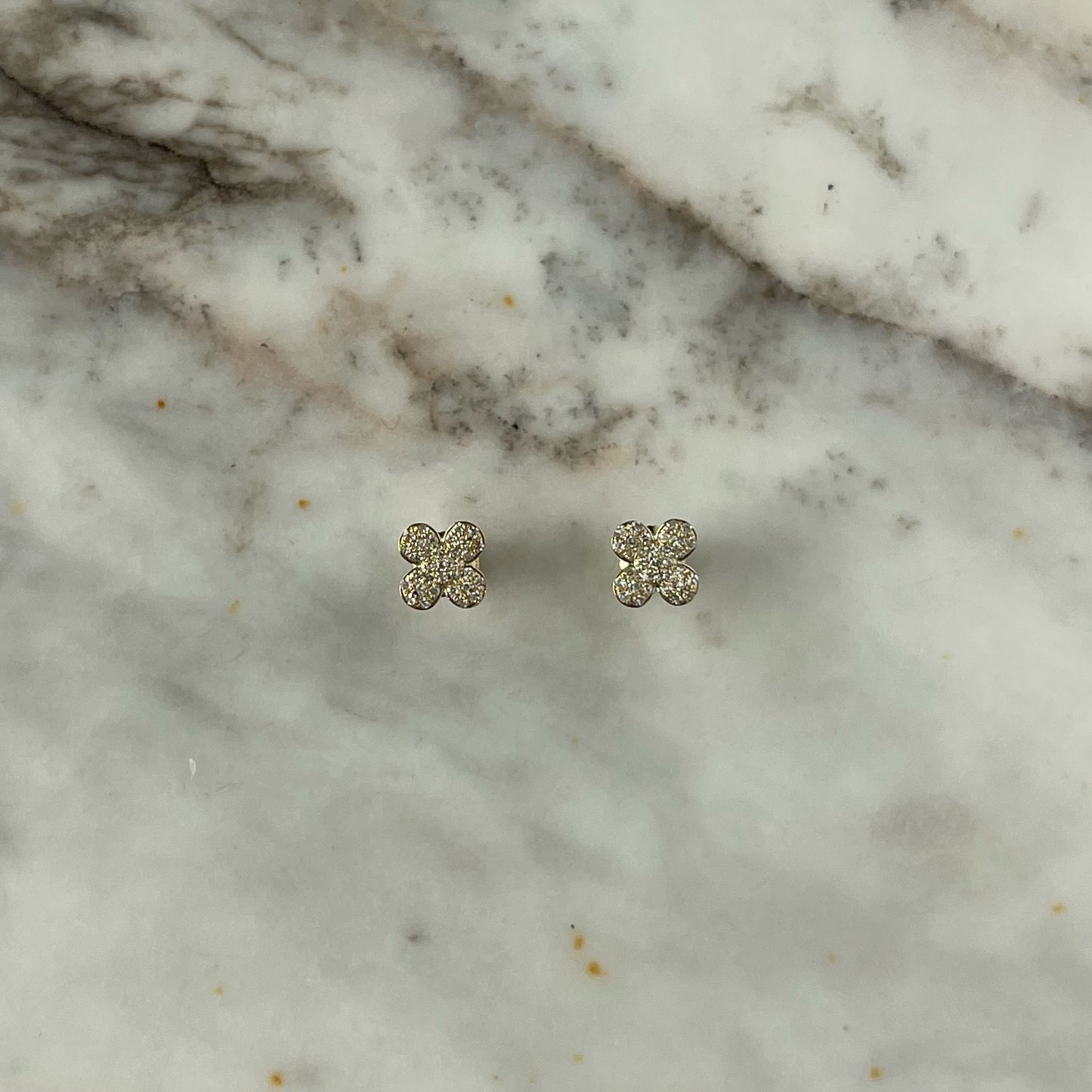 Aretes en oro amarillo 10k en forma de flor cuatro pétalos con diamantes 0.15ctw