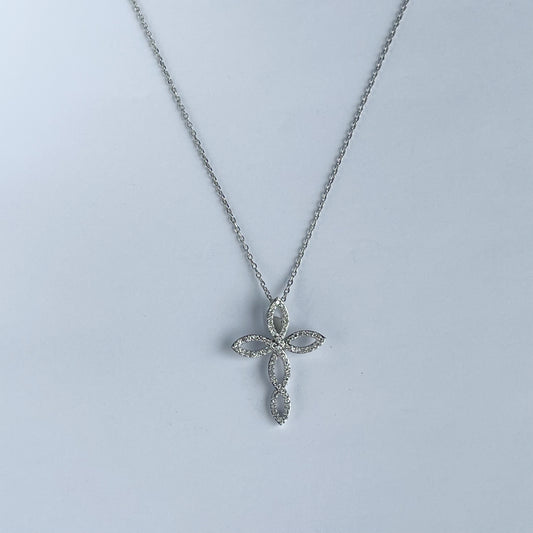 Collar en plata con cruz de curvas y puntas con diamantes de laboratorio 0.25ctw