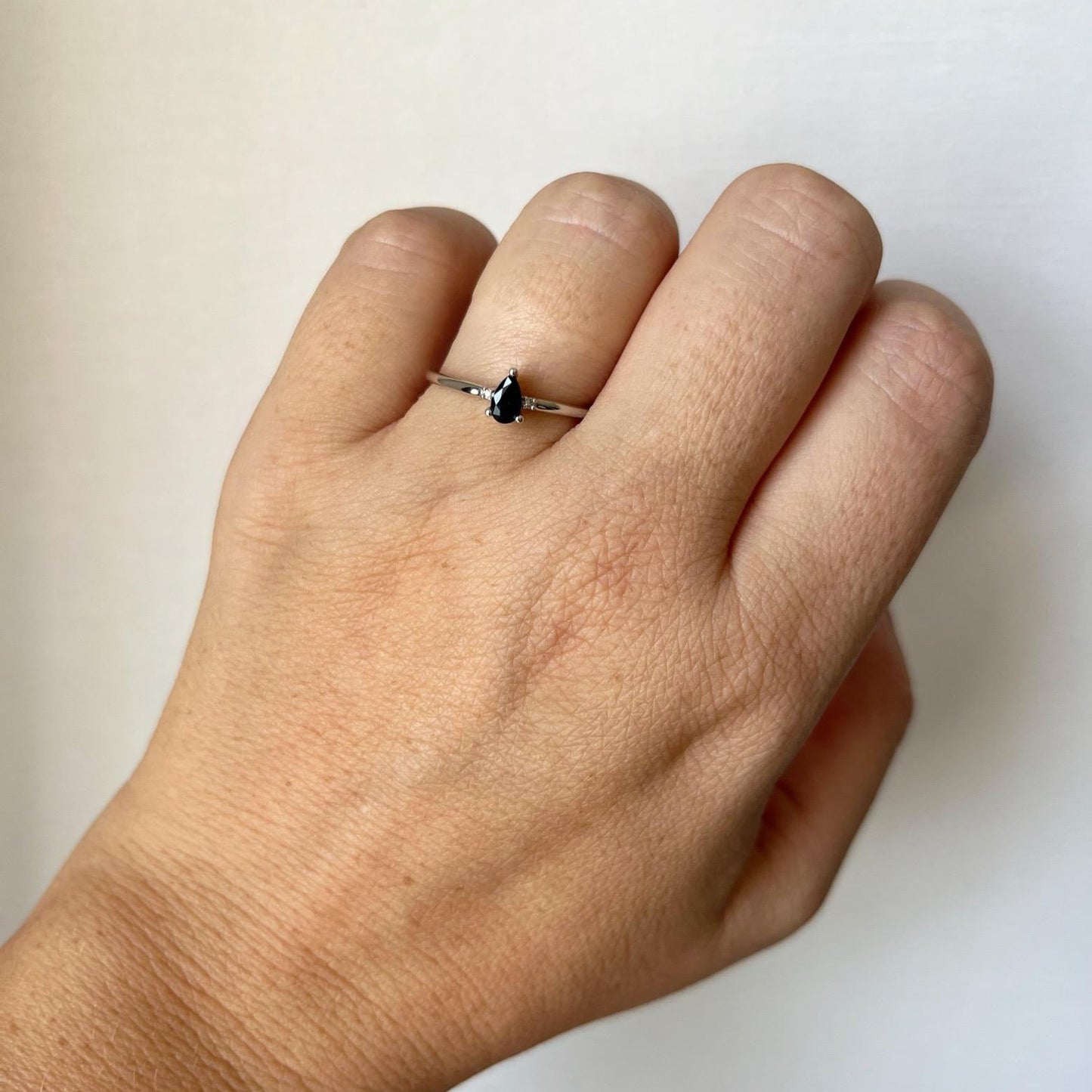 Anillo en oro blanco 10k con zafiro corte pera y diamantes