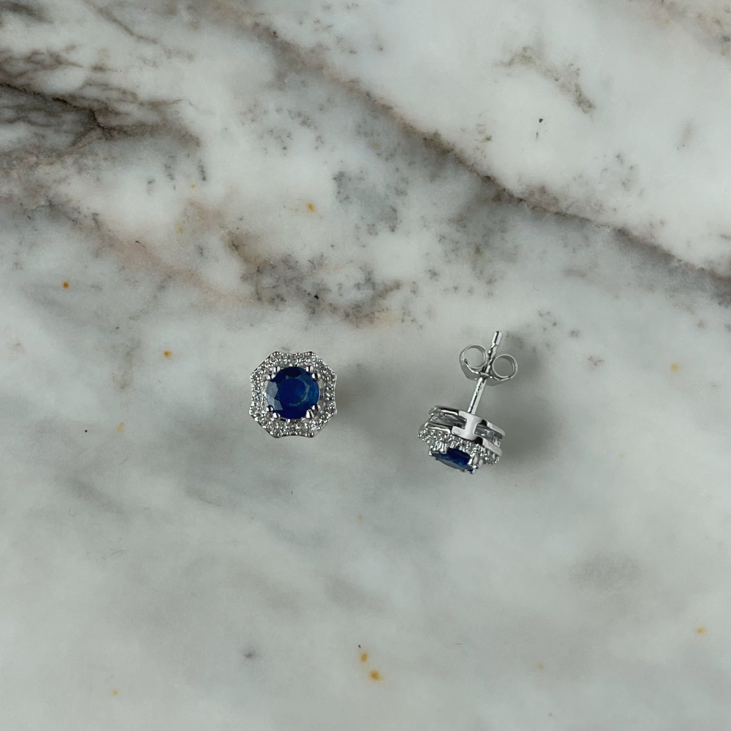 Aretes en oro blanco 10k octagonales con zafiro y diamantes 0.12ctw