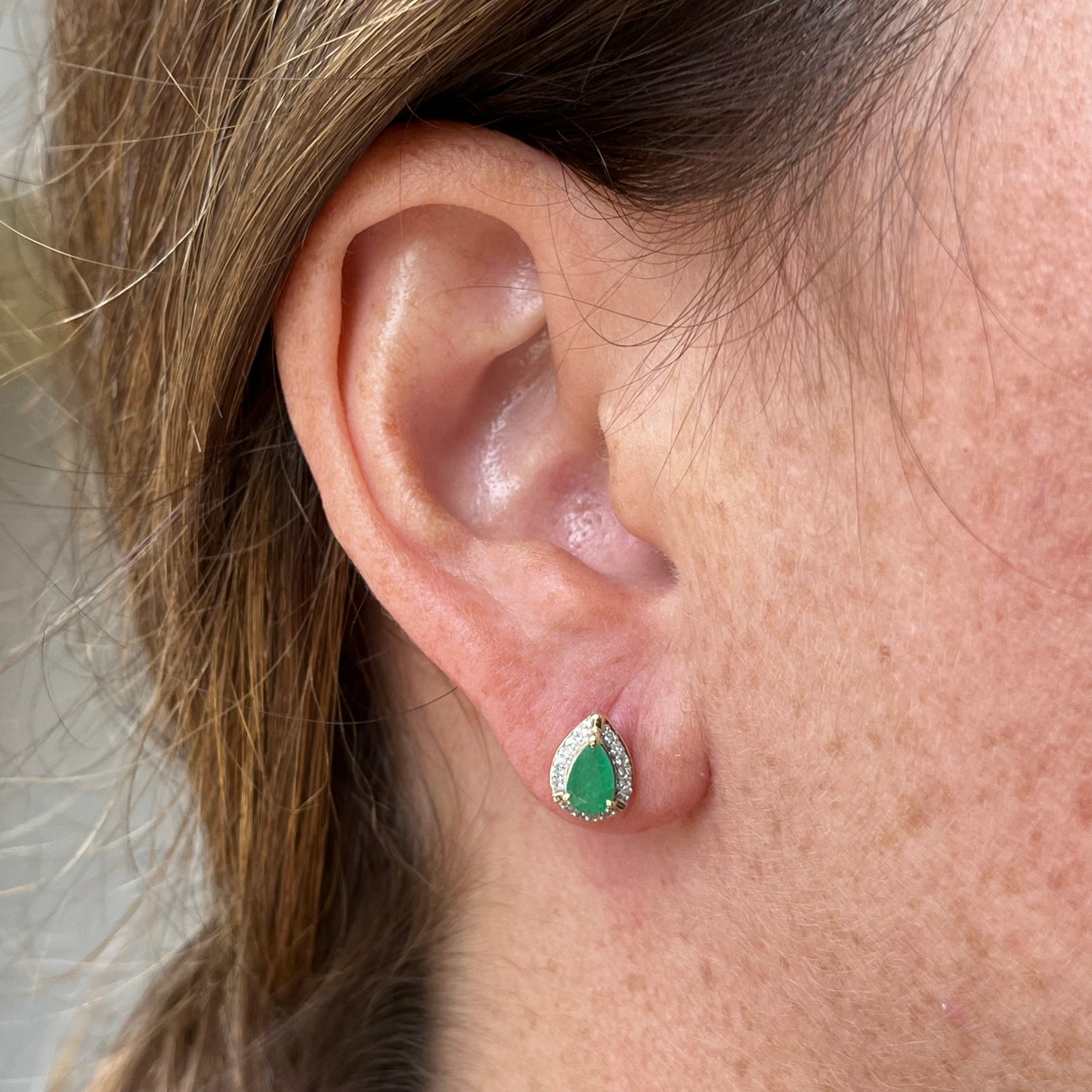 Aretes en oro amarillo 10k en forma de gota con esmeralda y diamantes 0.10ctw
