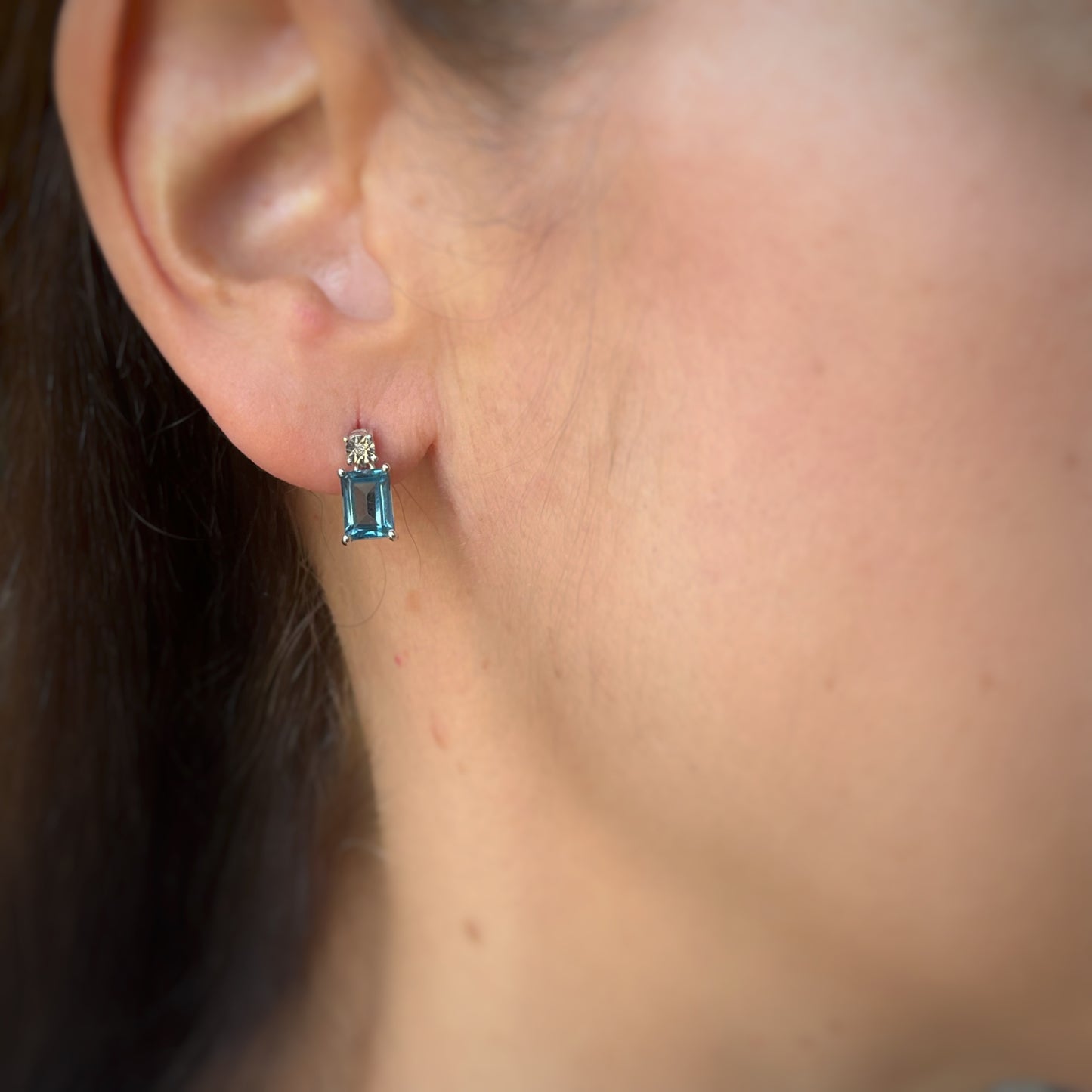 Aretes en oro blanco 10k con topacio london blue y diamantes 0.01ctw