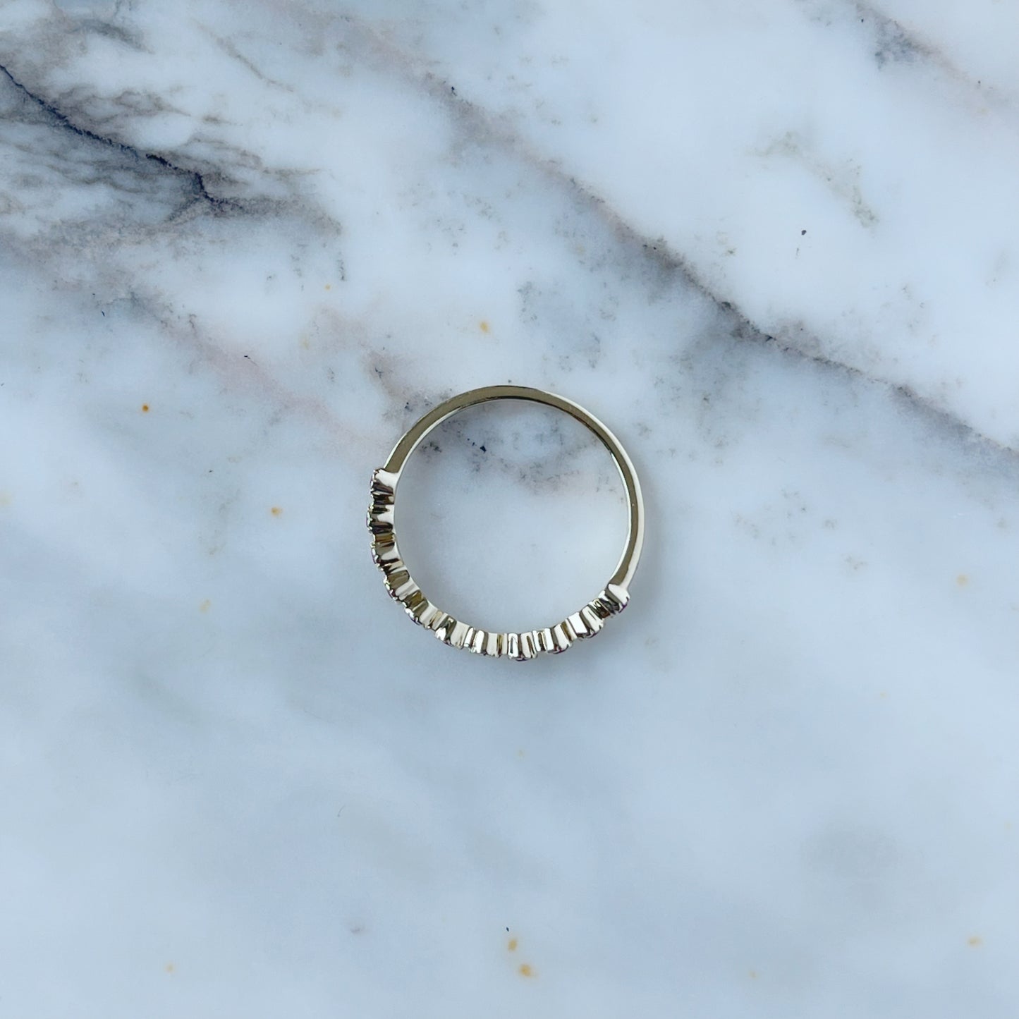 Anillos en oro amarillo 10k con rubíes mini biseladas