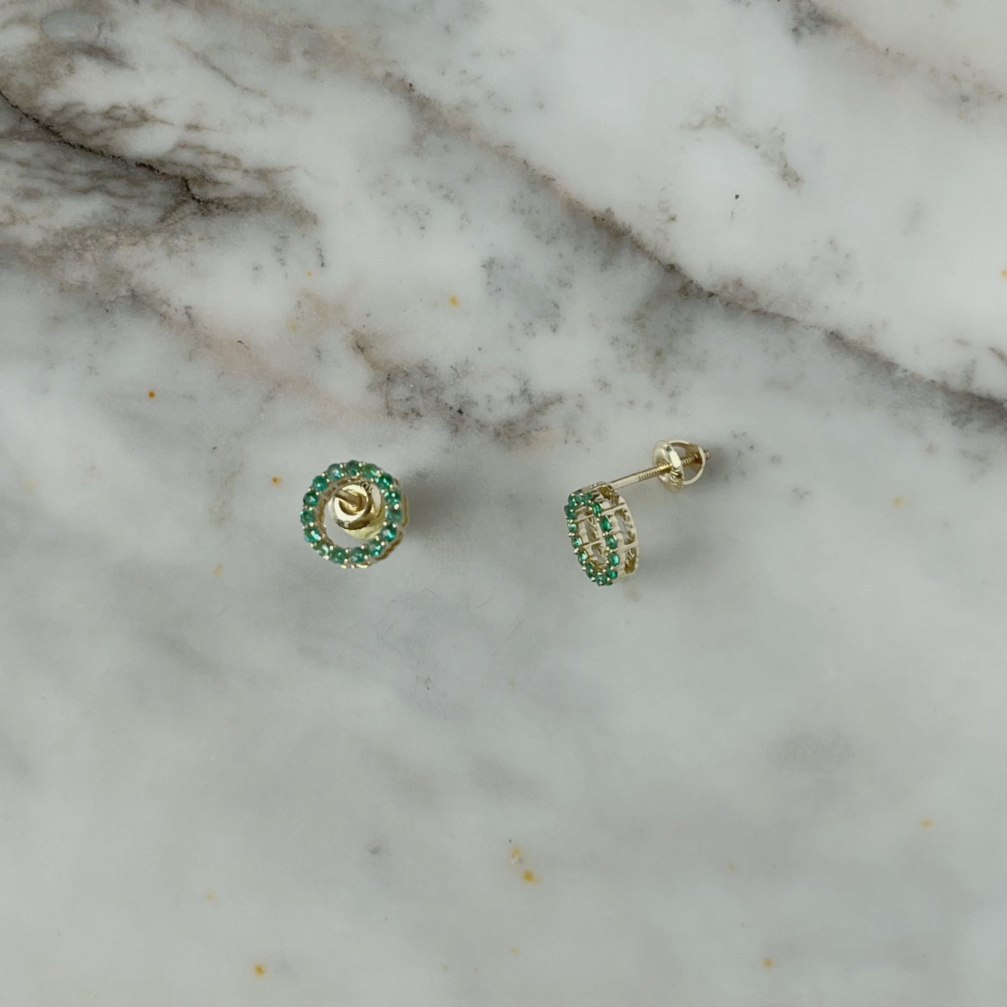Aretes de círculos de esmeraldas en oro amarillo 10k con tope rosca