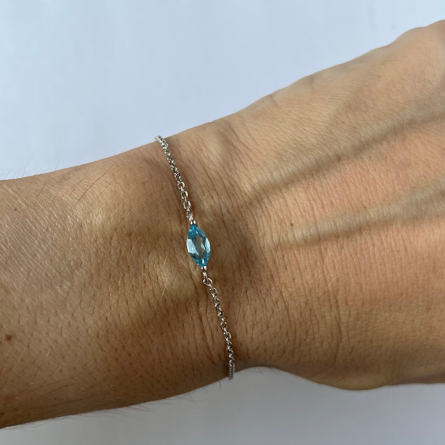 Pulsera en oro blanco 10k con topacio azul