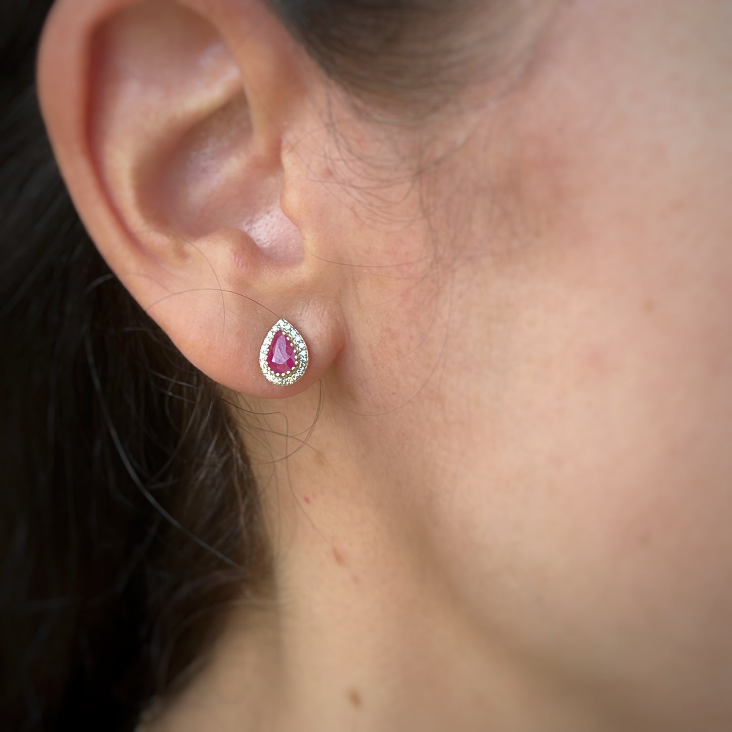 Aretes en forma de gota en oro amarillo 14k con Rubí y halo de diamantes .20ctw