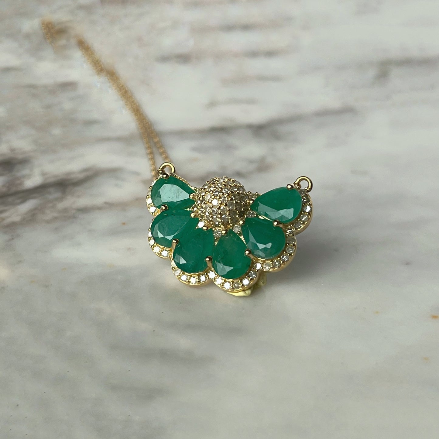 Collar en plata con baño de oro y 3.9ctw de esmeraldas y 0.50ctw de diamantes