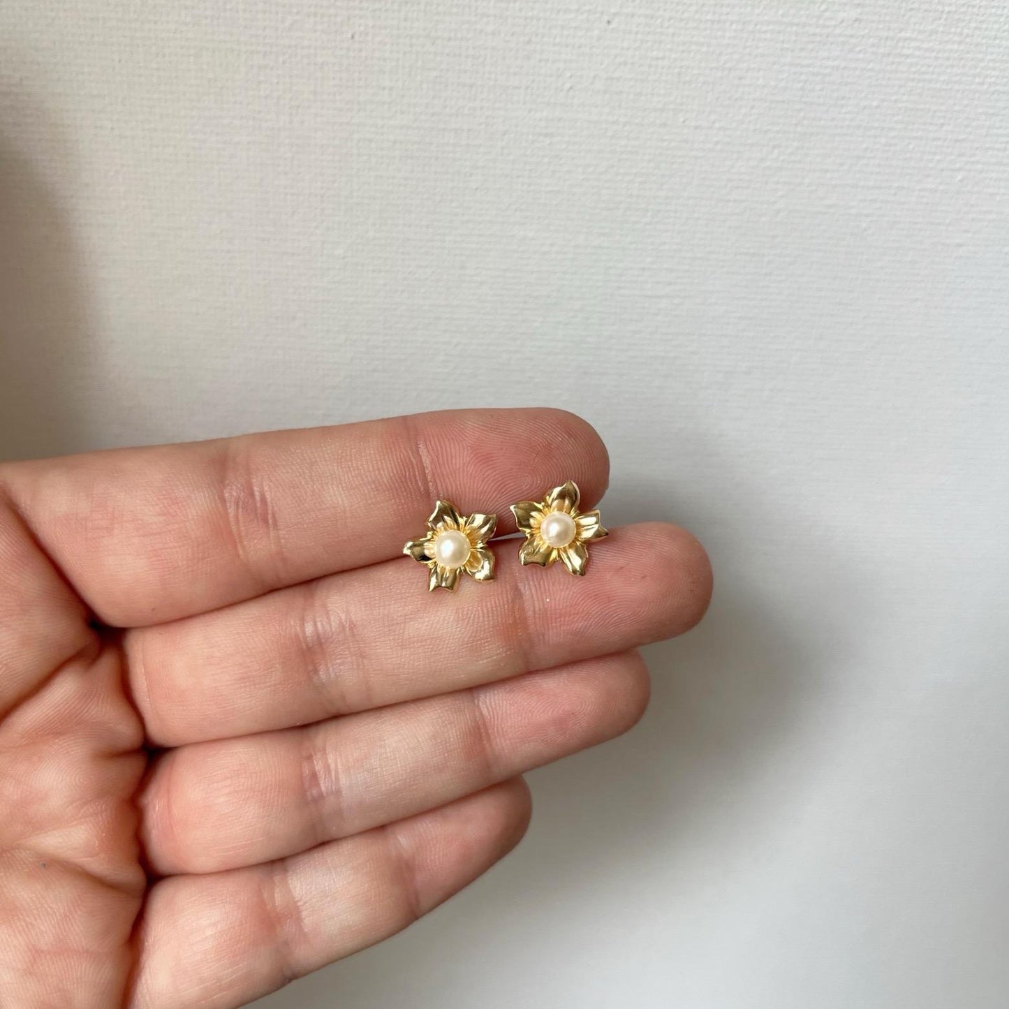 Aretes flor de oro 14K con perla central