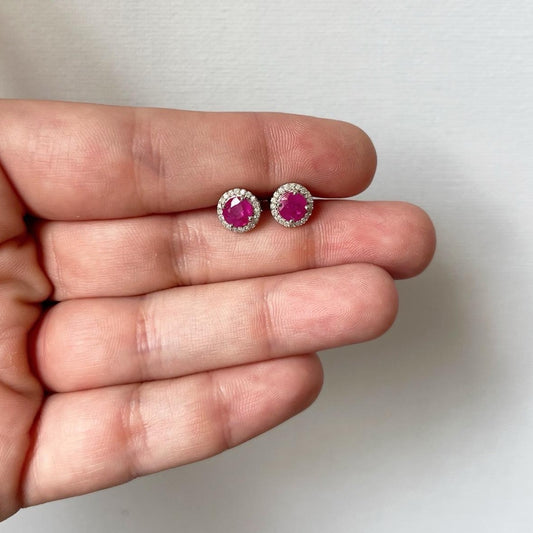 Aretes de plata con rubí y halo de diamantes 0.10ctw