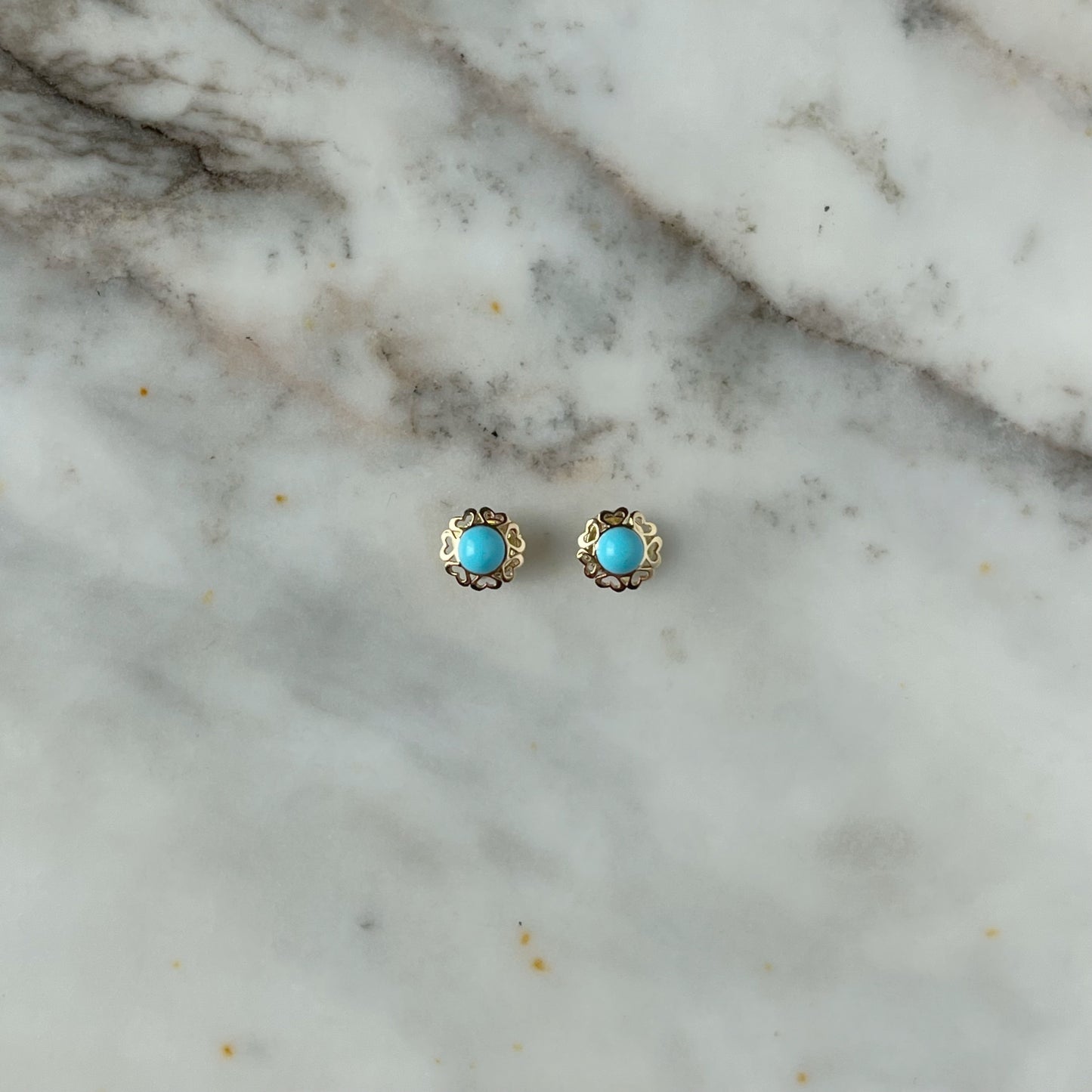 Aretes en oro amarillo 14k con turquesa y con borde de corazones con broche rosca