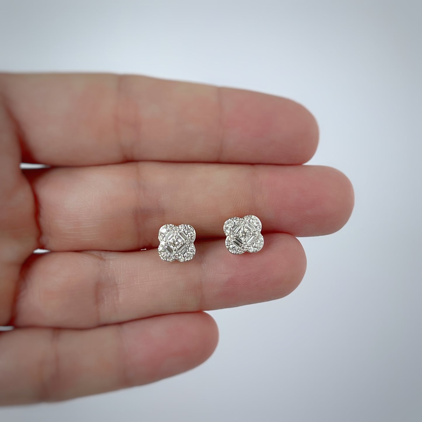 Aretes en oro blanco y amarillo 10k en forma de flor de diamantes 0.50ctw