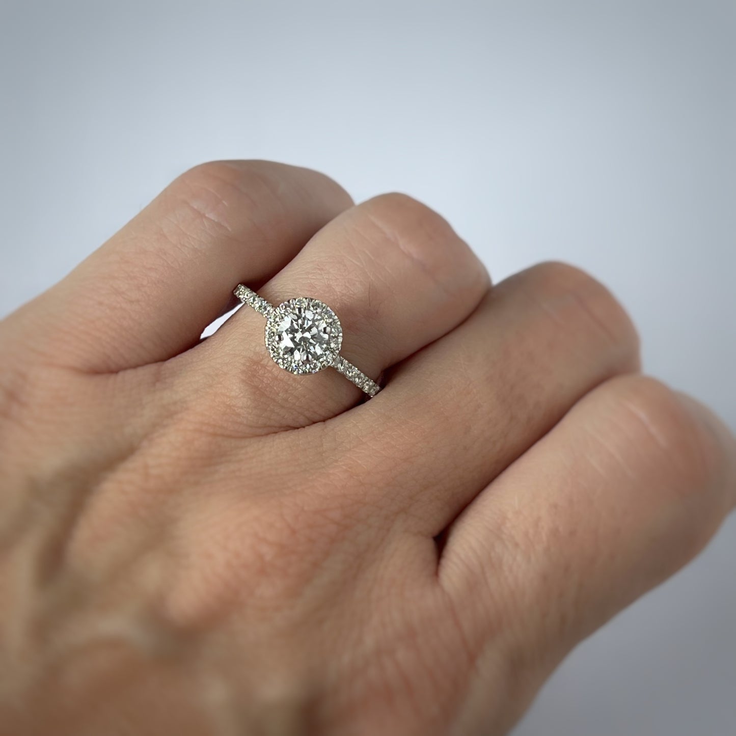 Anillo de compromiso en oro blanco 14k con 1ctw diamantes de laboratorio