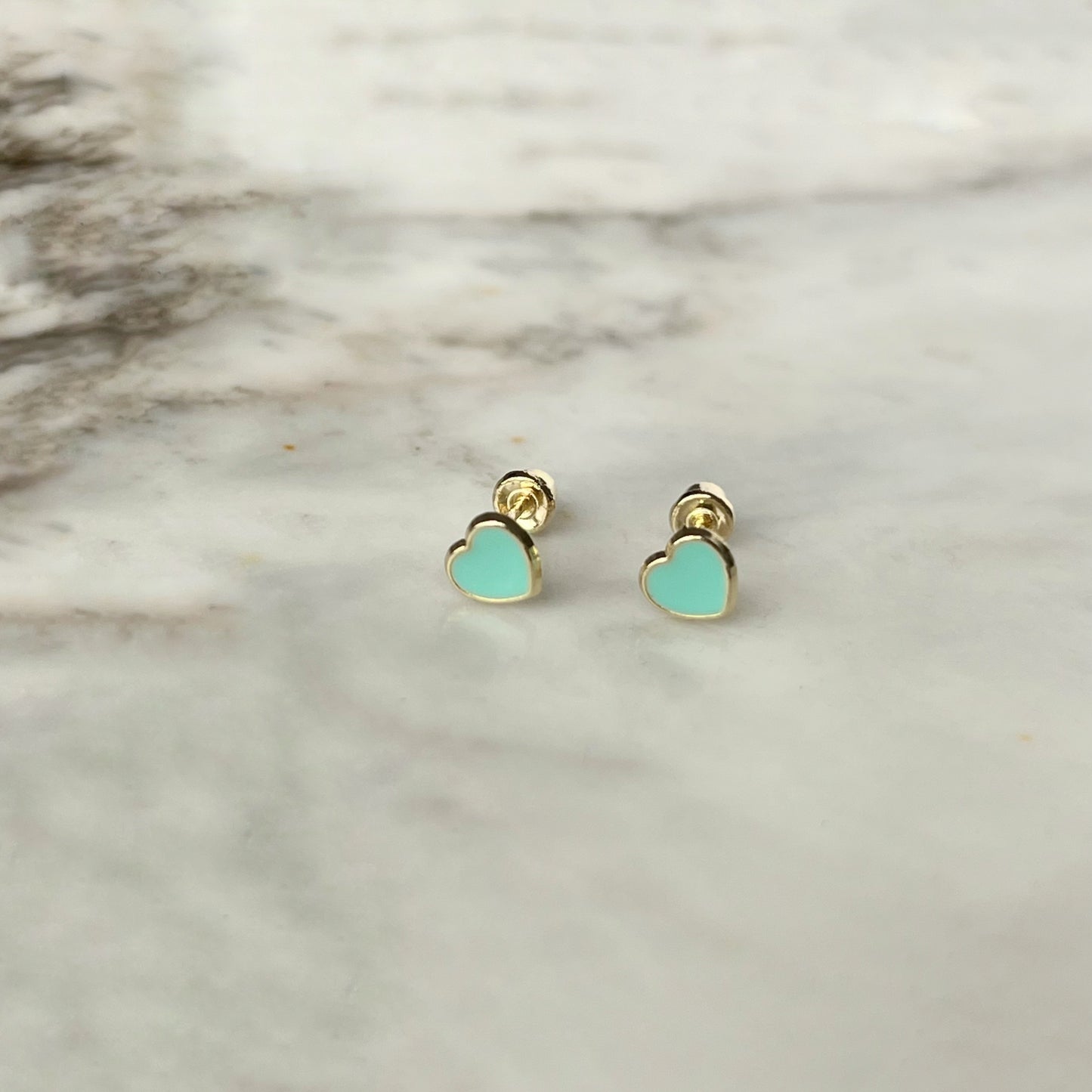 Aretes en oro amarillo 14k con corazones esmaltados verde agua con broche rosca