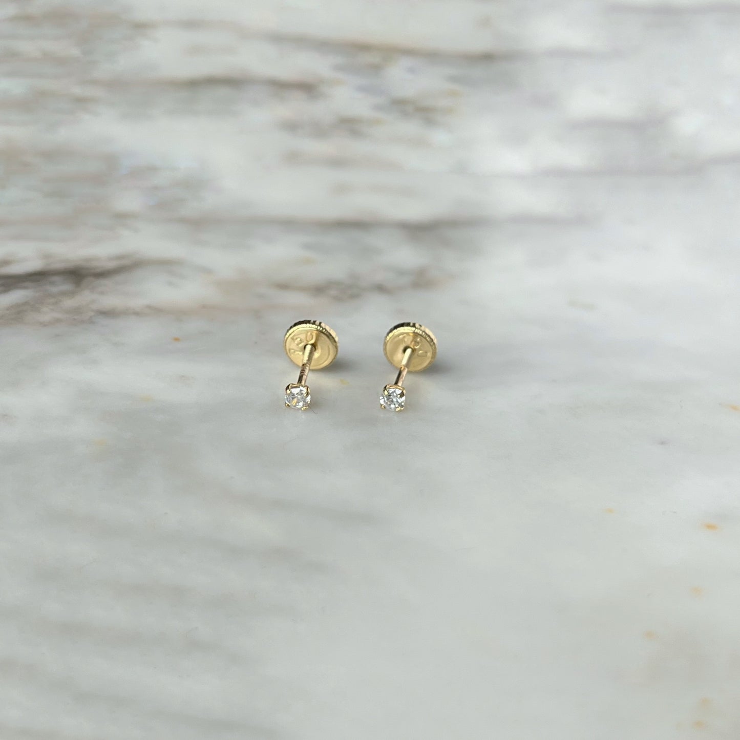 Aretes en oro amarillo 18k con circones de 2mm con broche rosca