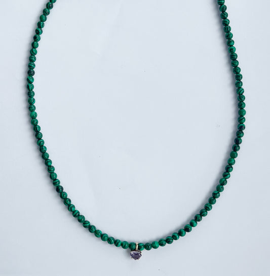 Collar con dije en oro amarillo 14k de zafiro lila con malaquitas y broche y cadena en goldfill