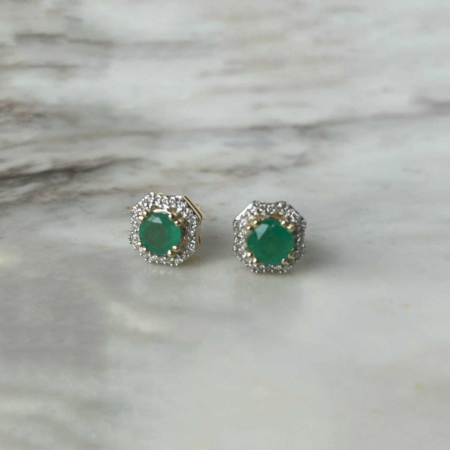 Aretes en oro amarillo 10k octagonales con esmeralda y diamantes 0.12ctw